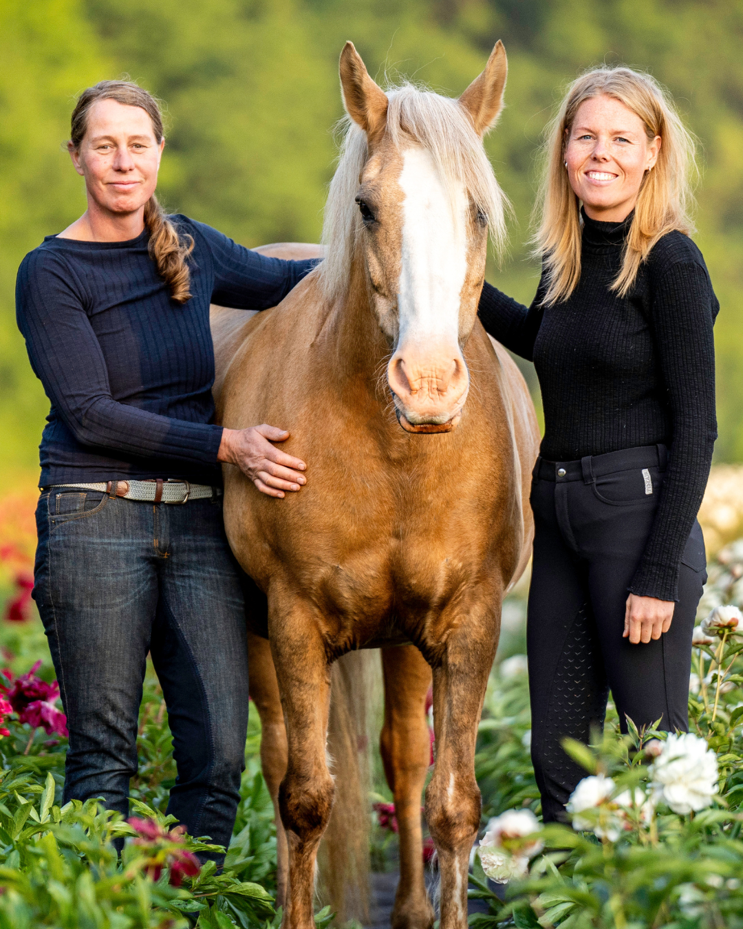 Astrid en Marit samen met hun paard